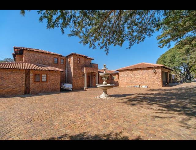 6 BEDROOM HOUSE FOR SALE IN RUIMSIG